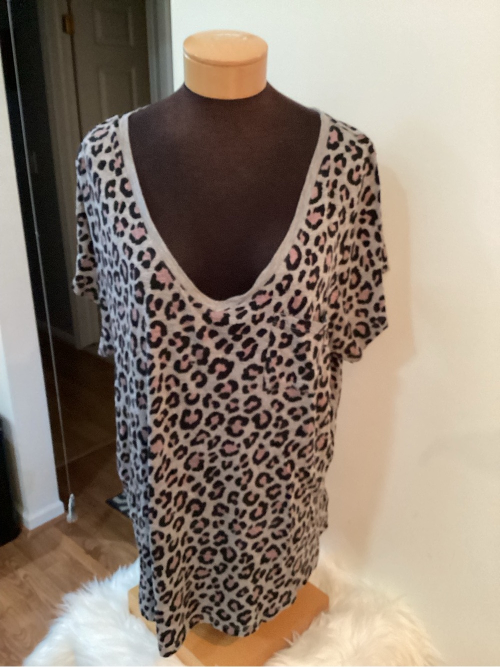 Torrid Size 3 Gray Pink Leopard Print V-Neck Pocket Tee Plus Size 3X - Picture 3 of 12